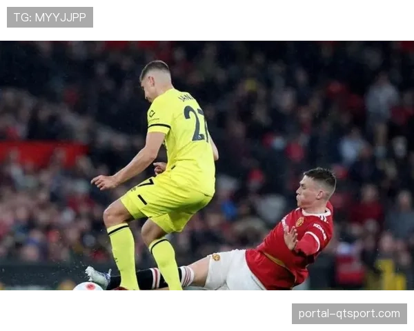 镜头：曼联获得点球，B费主罚前长时间凝视球门